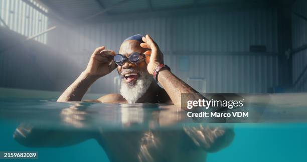 homme noir âgé et lunettes dans la piscine pour le fitness, la physiothérapie et la physiothérapie pour la gestion de l’arthrite. personne masculine, centre aquatique intérieur et hydrothérapie pour la force de mobilité. - lunettes de plongée photos et images de collection