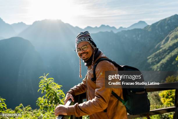 portrait d’un homme d’âge mûr sur le machu picchu, au pérou - activité de plein air photos et images de collection