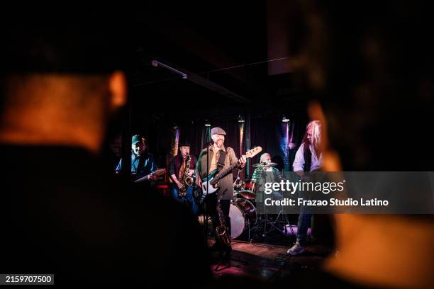 band di amici che si esibiscono in una discoteca - banda foto e immagini stock