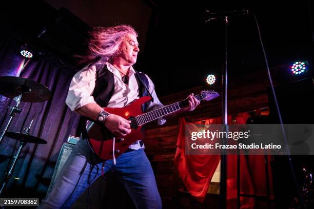 uomo maturo che suona la chitarra durante lo spettacolo al night club - rock band foto e immagini stock