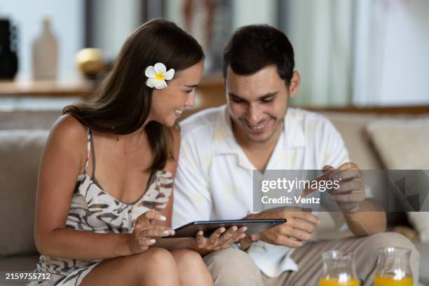 compra on-line com dispositivo de telefone inteligente - lua de mel - fotografias e filmes do acervo