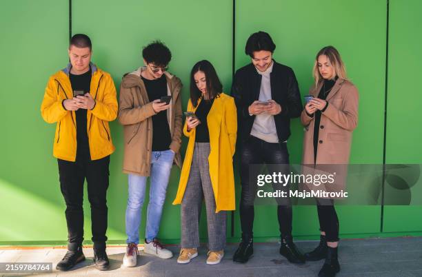 moderne gerätetechnologie der millennial-generation - indischer subkontinent abstammung stock-fotos und bilder