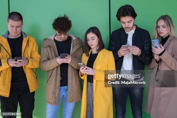 moderne gerätetechnologie der millennial-generation - buchstabe z stock-fotos und bilder