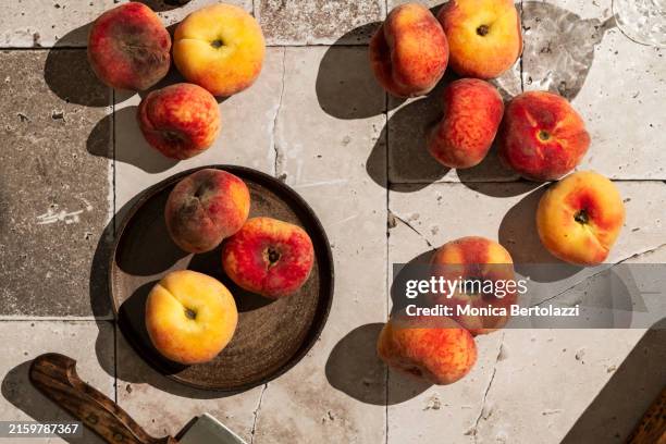 fresh organic doughnut peaches - estilismo culinário imagens e fotografias de stock