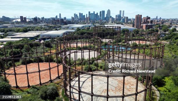 bromley-by-bow gas works - gasbehälter stock-fotos und bilder