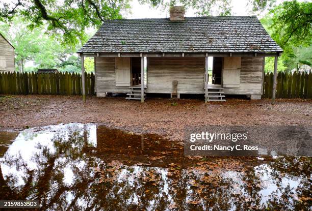 slave hut at the oak alley plantation, vacherie, louisiana - slave quarters stock pictures, royalty-free photos & images