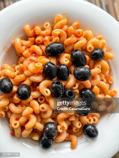 pasta al pomodoro e olive nere - oliva nera foto e immagini stock