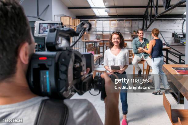 media interview - cameraman stockfoto's en -beelden
