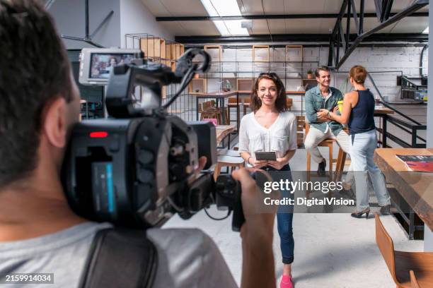 media interview - montagem de filme estúdio de cinema imagens e fotografias de stock