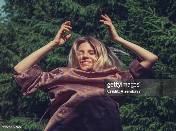 junge schöne frau in aktion in der natur - charmant stock-fotos und bilder