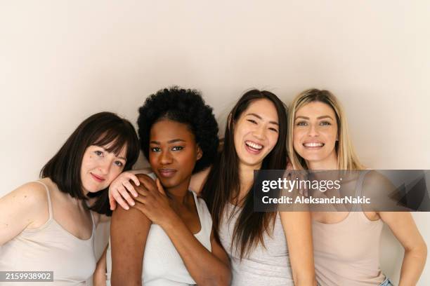 retrato de un grupo diverso de mujeres jóvenes - etnia fotografías e imágenes de stock