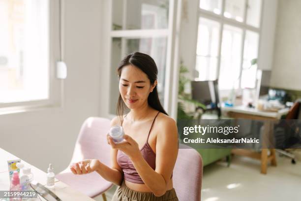 my skin-care routine - gezichtscrème stockfoto's en -beelden