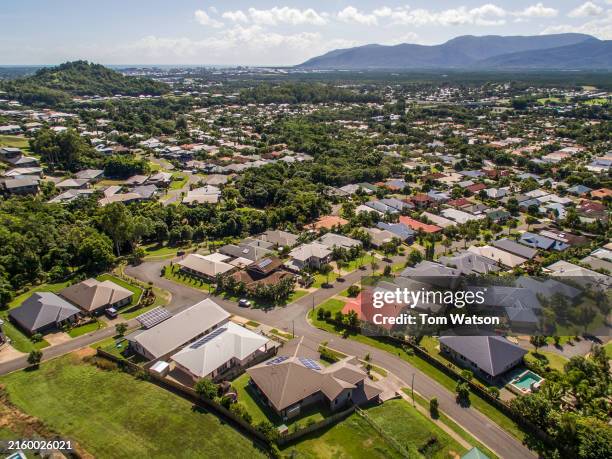 aerial view of suburban homes in mount sheridan, queensland, australia - cairns australië stockfoto's en -beelden