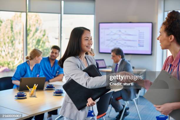 medizinisches treffen mit pharmavertretern - handelsvertreter für medizinprodukte stock-fotos und bilder