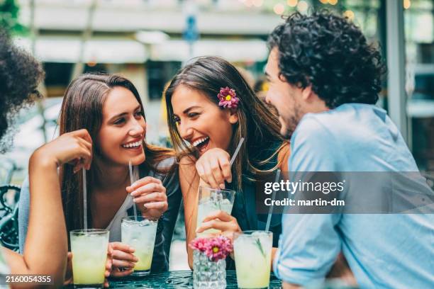 groupe d’amis en parlant de café - terrasse-de-café photos et images de collection