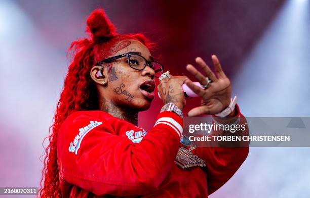 S Red Rapper 2,333 Rapper 5th Stock Photos, High-Res Pictures, and Images - Getty Images