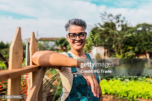 Retrato, de, um, mulher madura, ligado, um, comunidade, jardim, entrada Retrato, de, um, mulher madura, ligado, um, comunidade, jardim, entrada