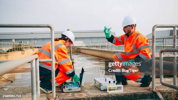 los empleados comprueban la calidad del agua en las plantas de tratamiento de aguas residuales. - planta de agua fotografías e imágenes de stock
