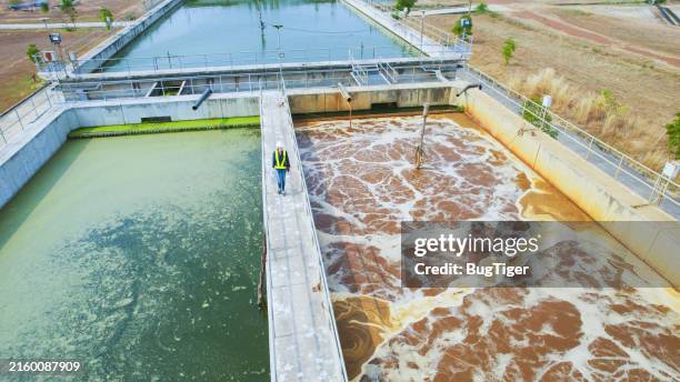 vista aérea de los ingenieros ambientales que trabajan en plantas de tratamiento de aguas residuales, concepto de gestión del agua. - aguas residuales fotografías e imágenes de stock
