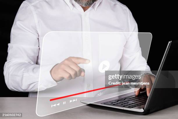 interactive video playback using a virtual screen interface - tutorial fotografías e imágenes de stock