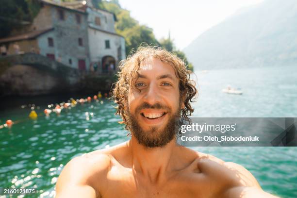 selfie of man after the swim in como lake in summer - escapada urbana imagens e fotografias de stock