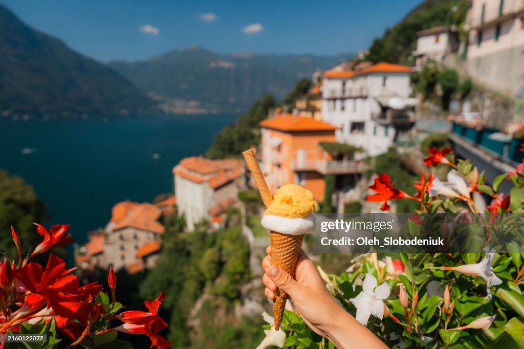 Gelato sur fond de ville italienne pittoresque sur le lac de Côme