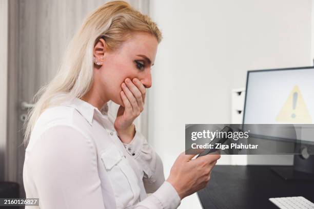 person frustriert über computer-warnsymbole auf monitoren - cyborg stock-fotos und bilder