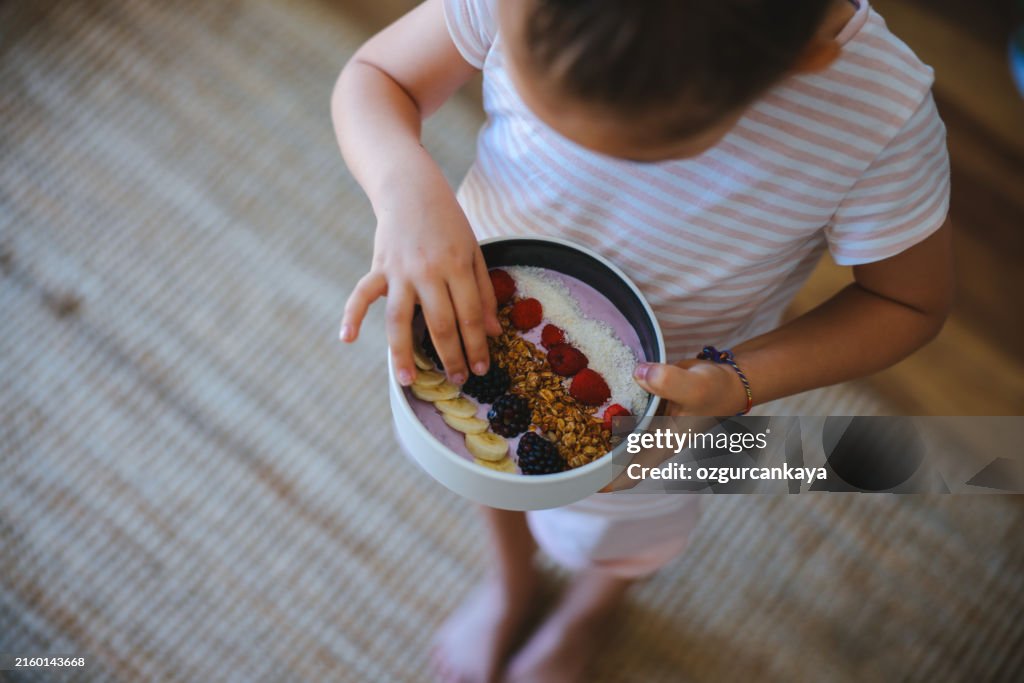 Smoothie bowl with fresh berries and granola