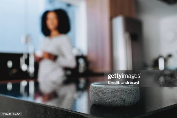 vista conceptual de la ia de un altavoz inteligente - domótica fotografías e imágenes de stock