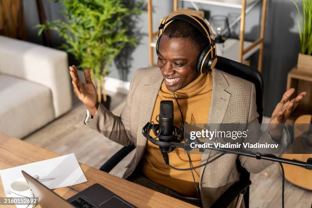 un locutor de radio hablando mientras presenta su programa - maestro de ceremonias fotografías e imágenes de stock