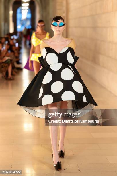Runway Model Library 108,868 Model Falls And Runway Stock Photos, High-Res Pictures, and ...