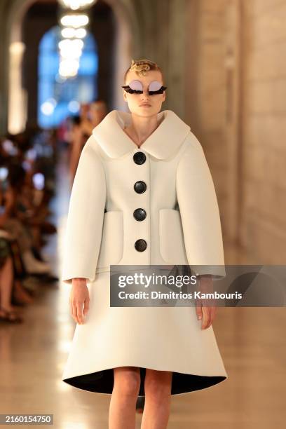 Runway Model Library 108,868 Model Falls And Runway Stock Photos, High-Res Pictures, and ...