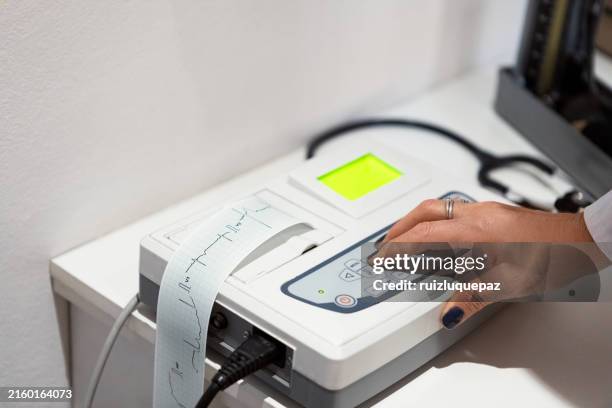 kardiologe, der ein elektrokardiogramm durchführt - belastungsprobe stock-fotos und bilder