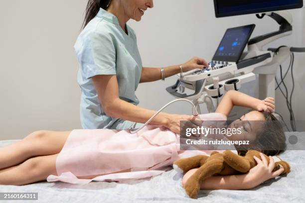 kardiologe, der ein echokardiogramm am patienten durchführt - echokardiogramm stock-fotos und bilder