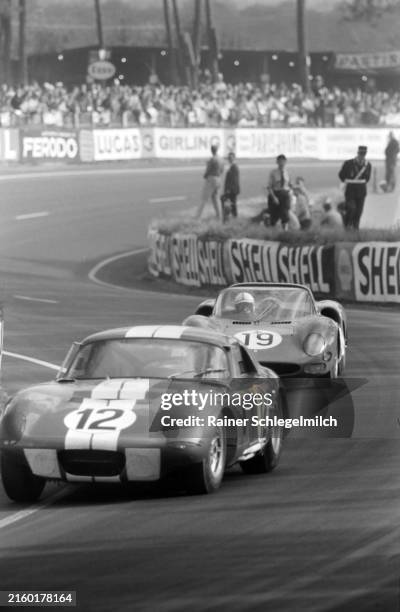 Jo Schlesser / Allen Grant, Ford France S.A, Shelby Cobra Daytona, leads John Surtees / Ludovico Scarfiotti, SpA Ferrari SEFAC, Ferrari 330 P2 Spyder...