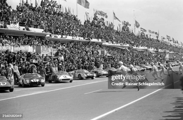 John Surtees / Lorenzo Bandini, Scuderia Ferrari, Ferrari 330P, 3rd position, Richie Ginther / Masten Gregory, Ford Motor Company, Ford GT40,...