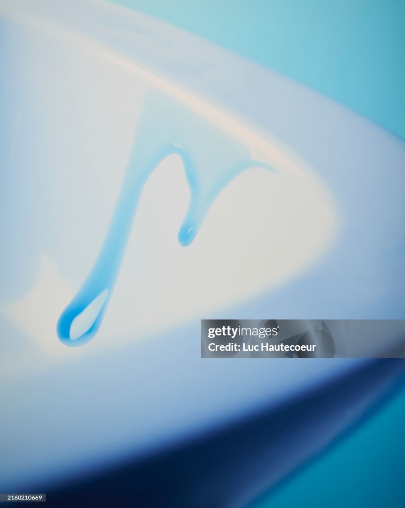 Gel cleanser flow in a toilet bowl