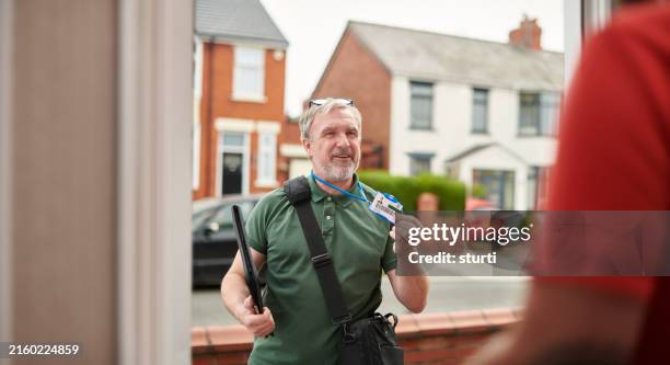 ein offizieller besuch beim hausbesitzer - offizieller besuch stock-fotos und bilder