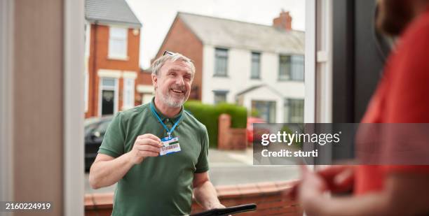 an official visit to homeowner - offizieller besuch stock-fotos und bilder