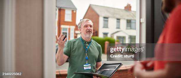 verkäufer ruft kunden an - kundenwerber stock-fotos und bilder
