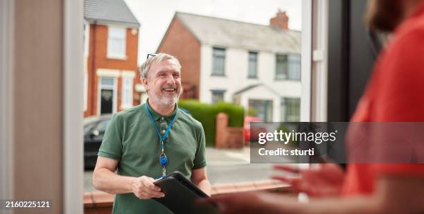 örtlicher wohnungsbeamter ruft mieter auf - kundenwerber stock-fotos und bilder