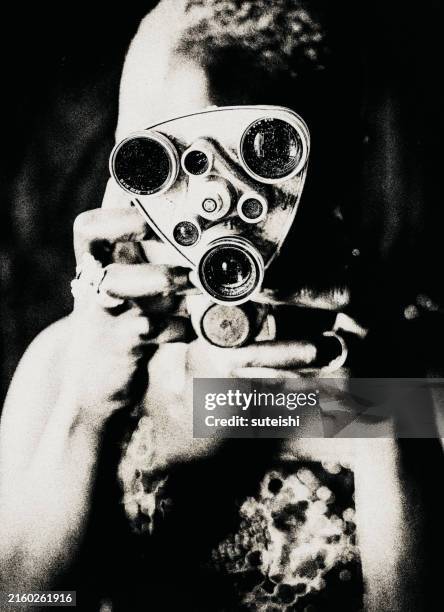la mujer con la cámara de cine. - equipo de medios de comunicación fotografías e imágenes de stock
