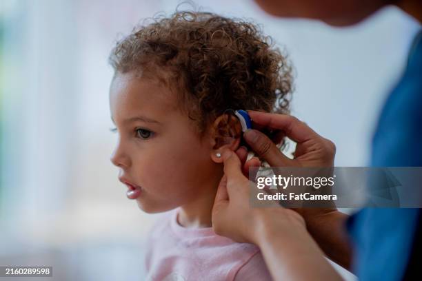 rendez-vous médical pour enfants - prothèse auditive photos et images de collection