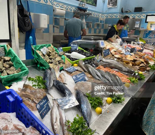 indoor fish market - catch of fish stock pictures, royalty-free photos & images