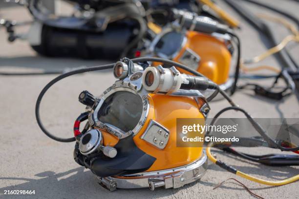 underwater exploration deep sea diving helmets - oxigénio fenómeno natural imagens e fotografias de stock
