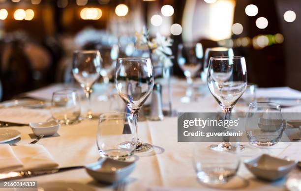 configuración de tabla para evento. catering. mesa de bodas. vasos vacíos - comida gourmet fotografías e imágenes de stock