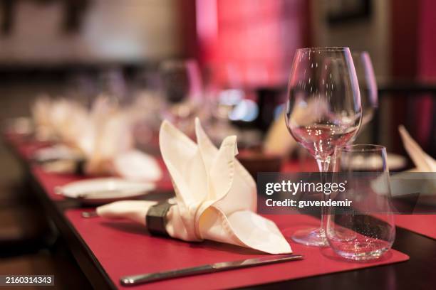 table setting with red decoration - dukning bildbanksfoton och bilder