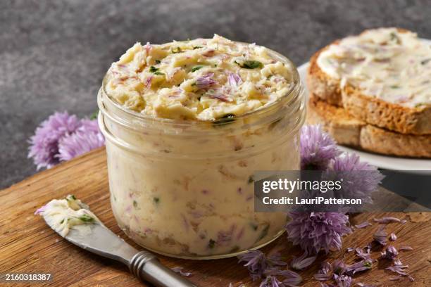 chive blossom compound butter - cebolinho imagens e fotografias de stock