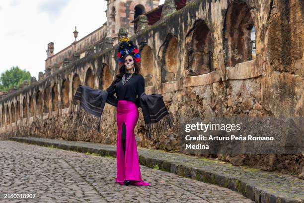 catrina avec châle dans les rues de patzcuaro - calavera photos et images de collection