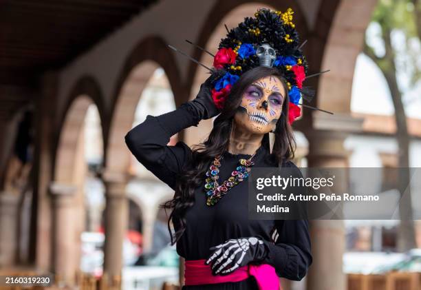 catrina mirando al horizonte - catrina fotografías e imágenes de stock
